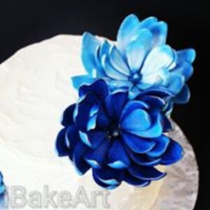 White-cake-blue-flower